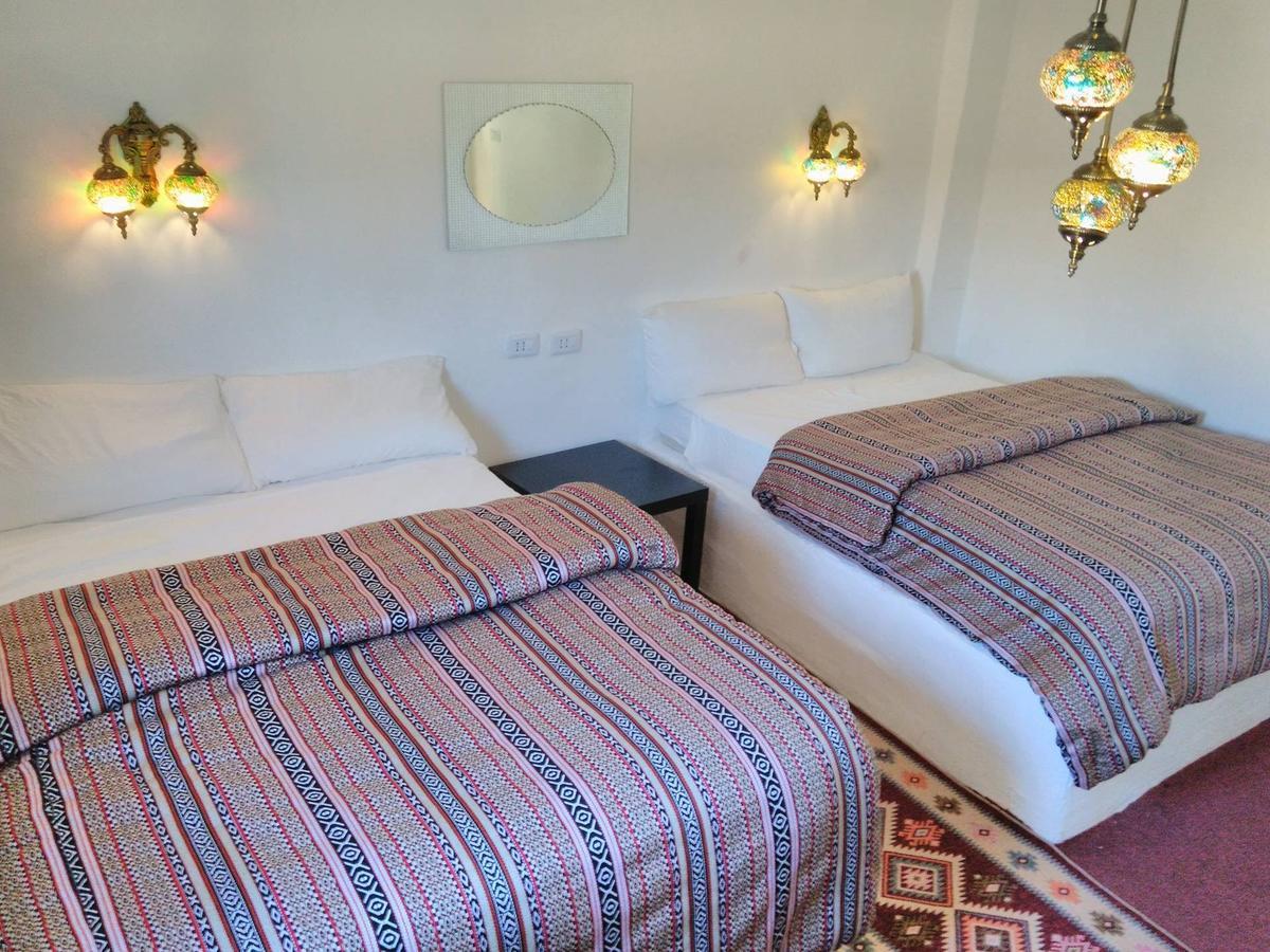 Petra Bedouin Bed And Breakfast Вади Муса Экстерьер фото