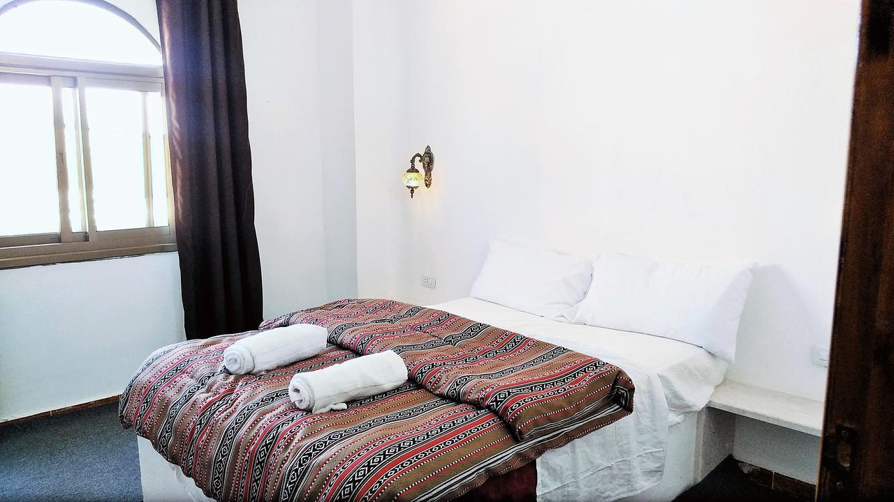 Petra Bedouin Bed And Breakfast Вади Муса Экстерьер фото