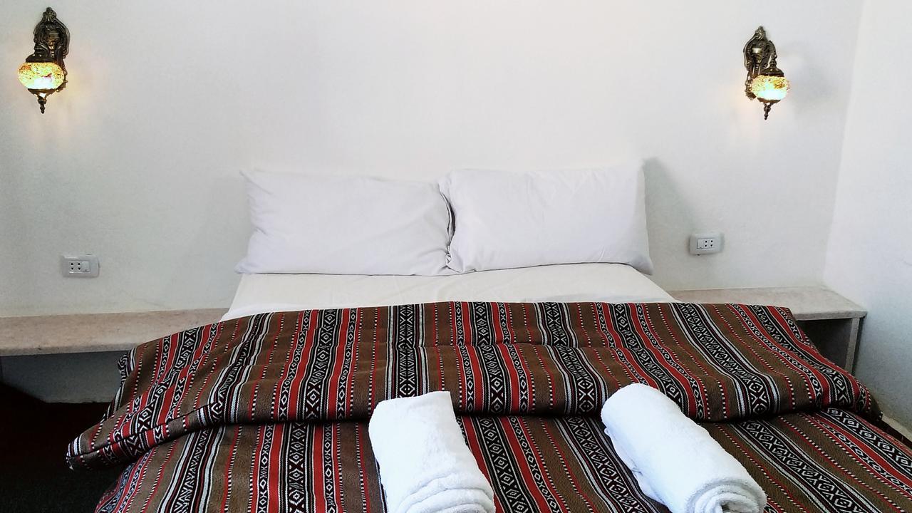Petra Bedouin Bed And Breakfast Вади Муса Экстерьер фото